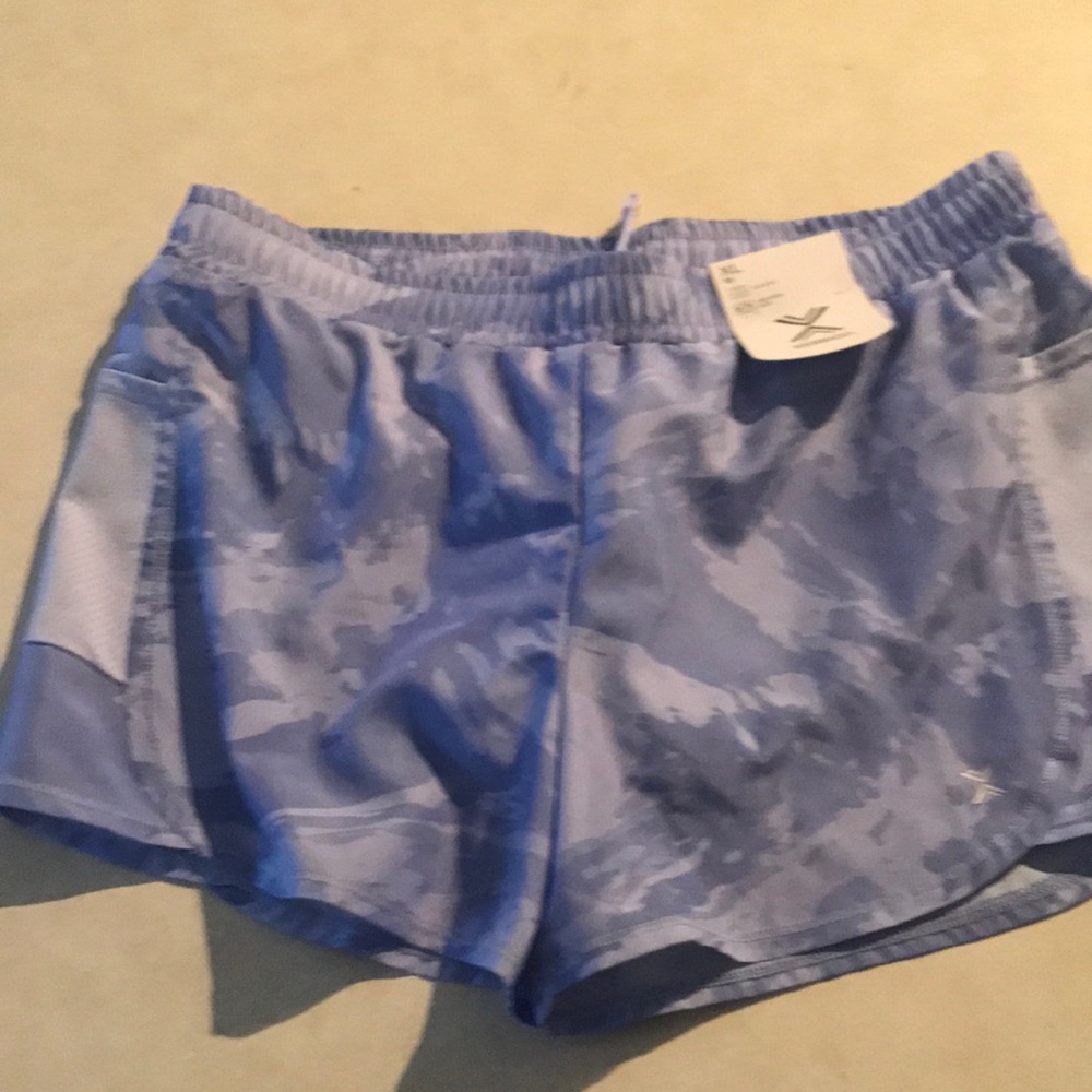 Xersion athletic shorts with liner and side pockets